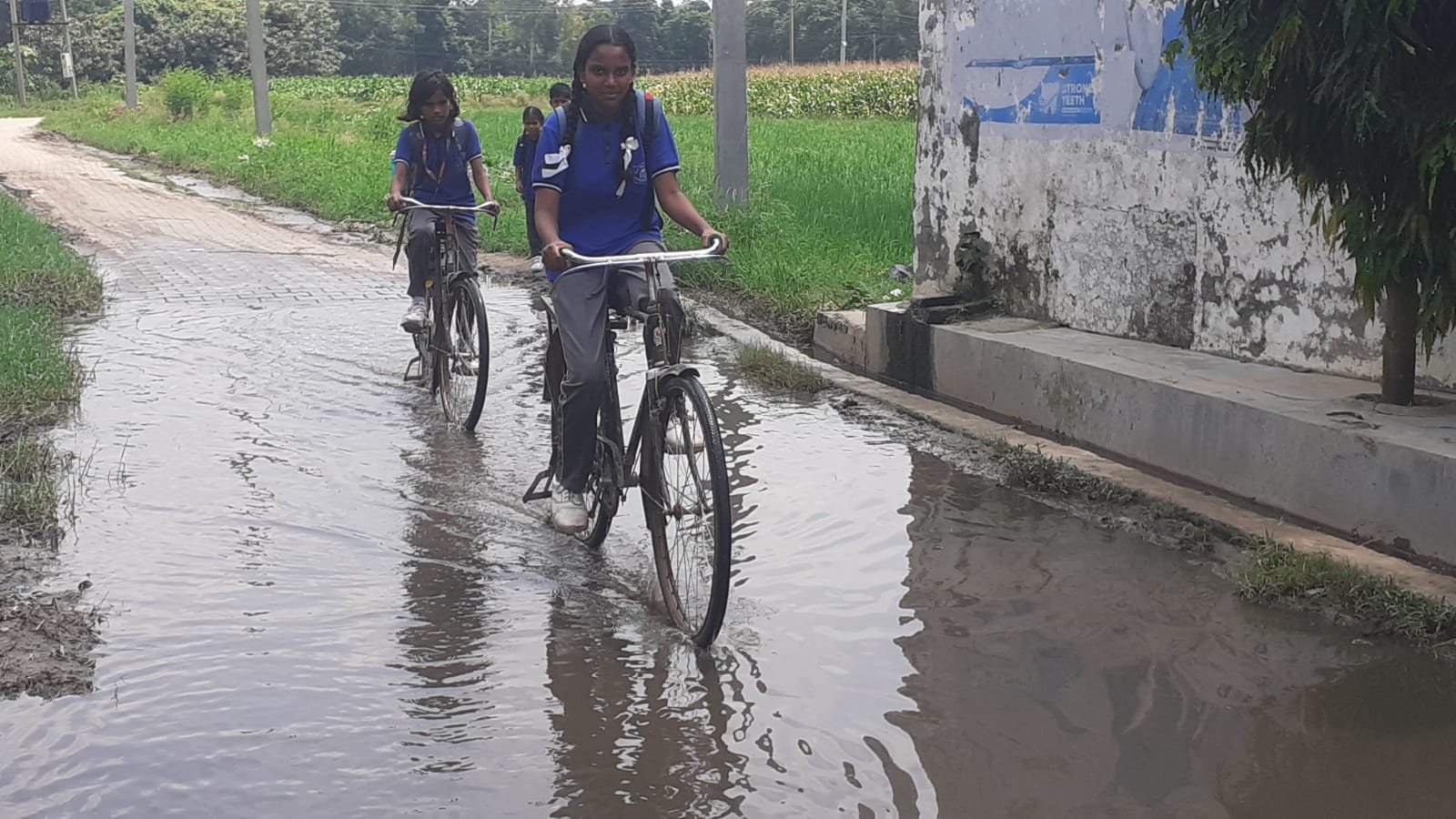 फोटो 33 - कासगंज के रामपुर में जलभराव से होकर निकालती छात्रा। स्रोत : संवाद