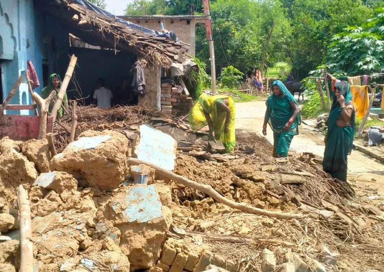 Three mud houses collapsed, household goods buried under the rubble