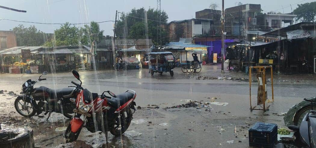 फोटो-48-विजयीपुर चौराहे में बारिश के दौरान पसरा सन्नाटा। संवाद
