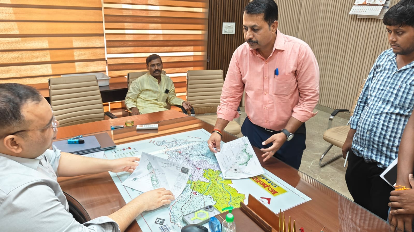 फोटो 56- जिलाधिकारी प्रणय सिंह को दरियावगंज झील के सौंदर्यीकरण की प्रस्तावित ड्राइंग दिखाते क्