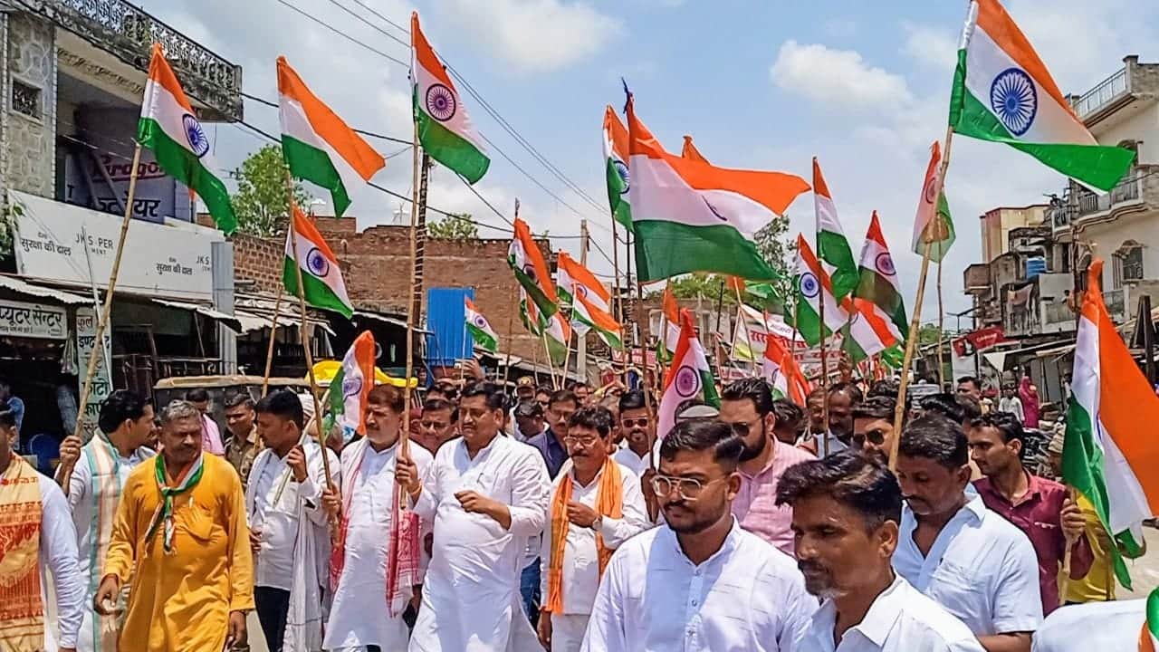 फोटो-6-तिंदवारी में आयोजित तिरंगा यात्रा में शामिल जल शक्ति राज्यमंत्री रामकेश निषाद व अन्य। सं