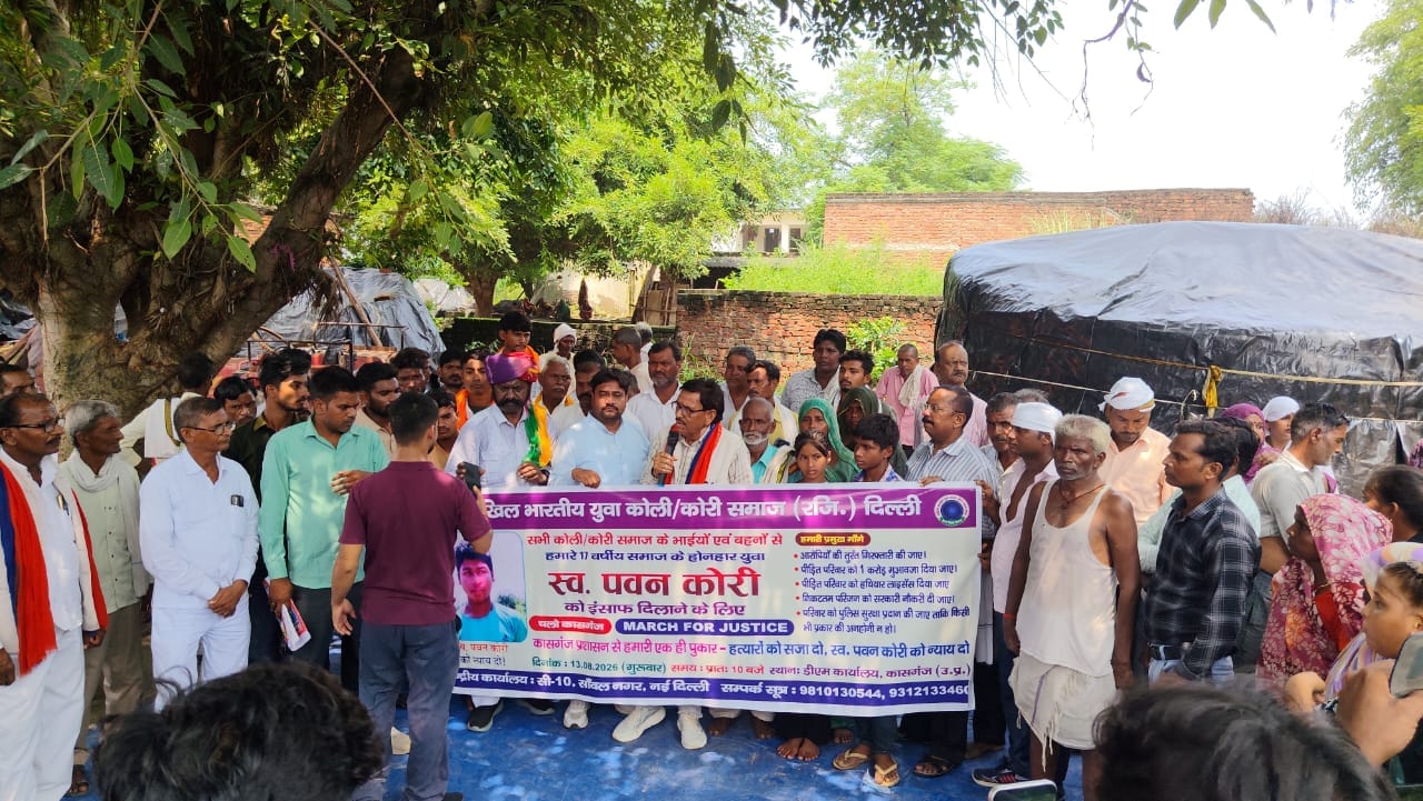फोटो-61 सोरोंजी के गांव चंडोस में पवन कोरी की मौत के मामले में आयोजित की गई सभा में मौजूद अखिल