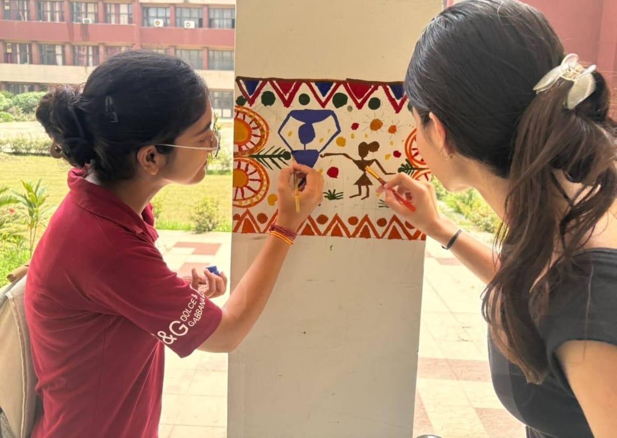 79 female students received training in the wall painting workshop.