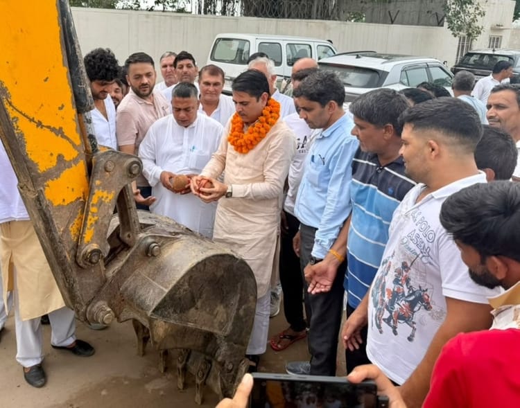 फोटो - बरोदा गांव में जुलाना रोड के पुनर्निर्माण कार्य का उद्घाटन करते हुए विधायक इंदुराज नरवाल