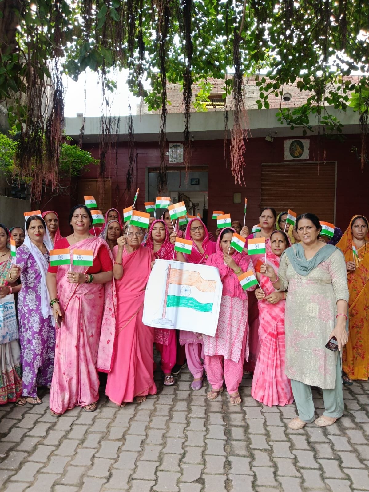 फोटो नंबर-07तिरंगा यात्रा निकालती आंगनबाड़ी वर्कर व अन्य महिलाएं। स्रोत: विभाग