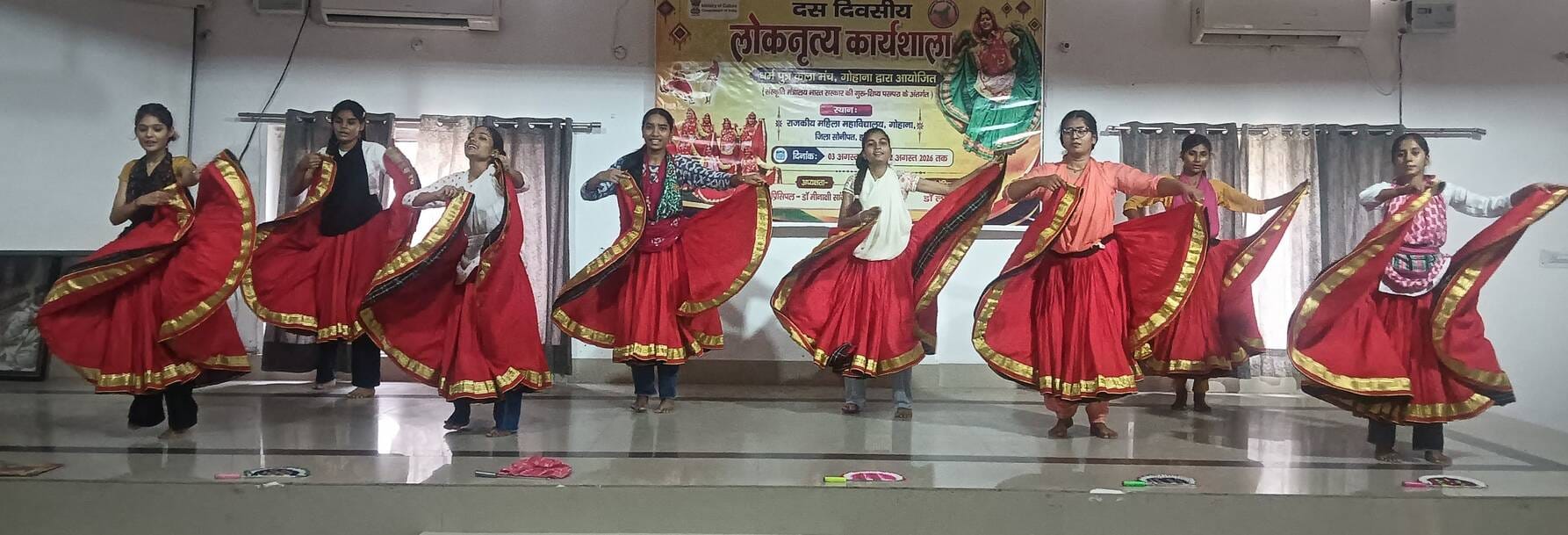 फोटो - राजकीय महिला कॉलेज में नृत्य की प्रस्तुती देती हुई छात्राएं। स्रोत  प्रवक्ता