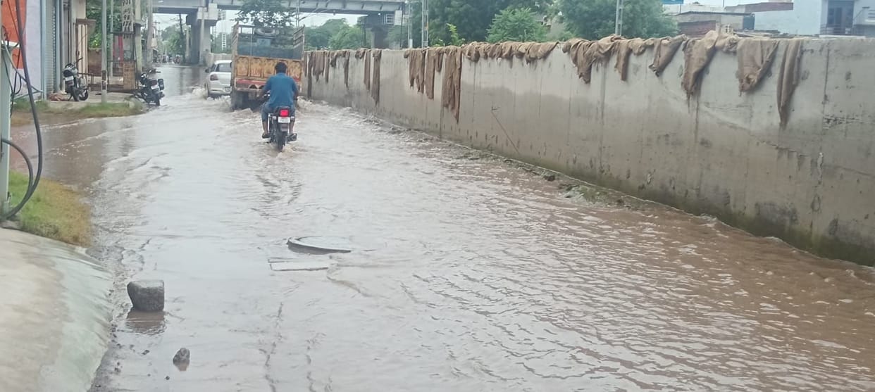 Sewer water from the flyover floods Anaj Mandi Road; public inconvenienced.