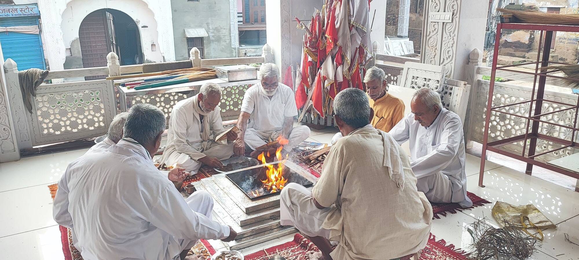 फोटो संख्या:66-दौंगड़ा अहीर में  हवन करते ग्रामीण--स्रोत ग्रामीण