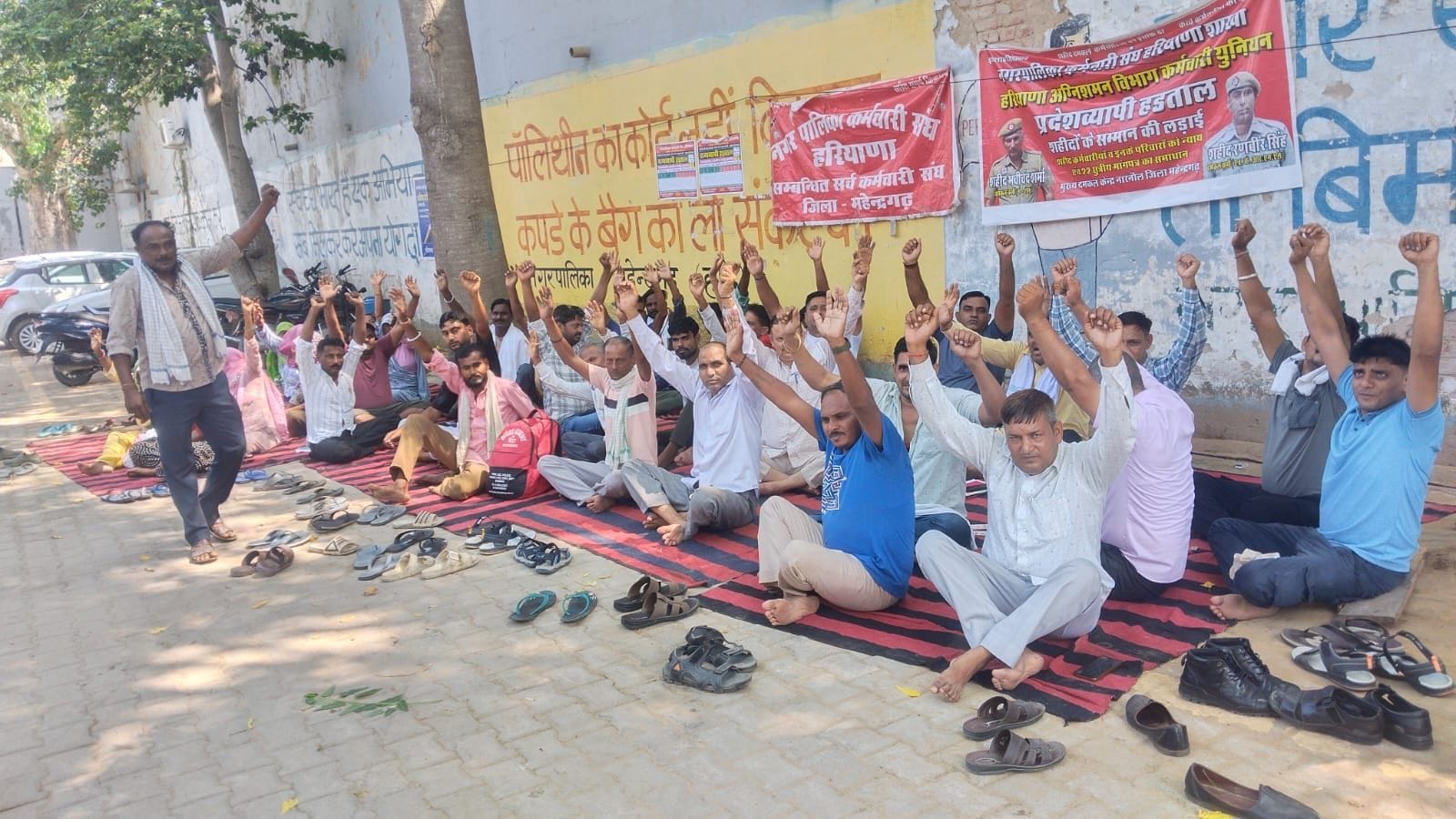 फोटो संख्या:67 नगर पालिका कार्यालय में धरने पर नारेबाजी करते कर्मचारी--संवाद