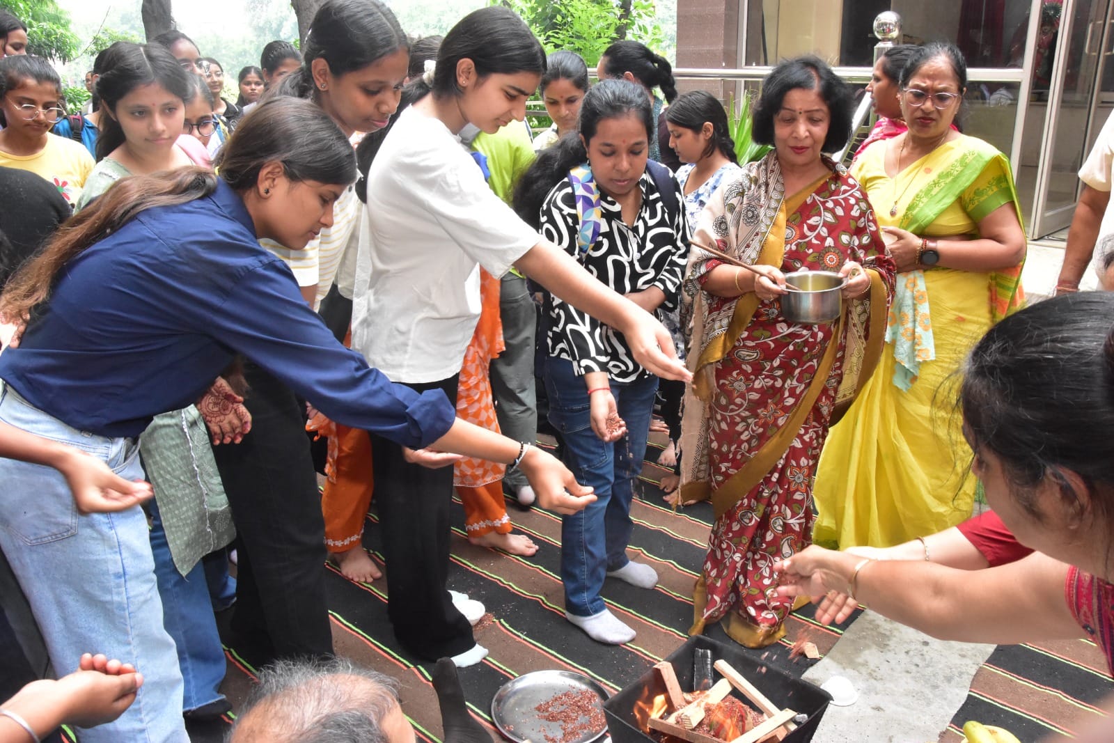 फोटो : सोनीपत के हिंदू कन्या महाविद्यालय में शैक्षणिक सत्र के शुभारंभ पर हवन में आहुति डालती 