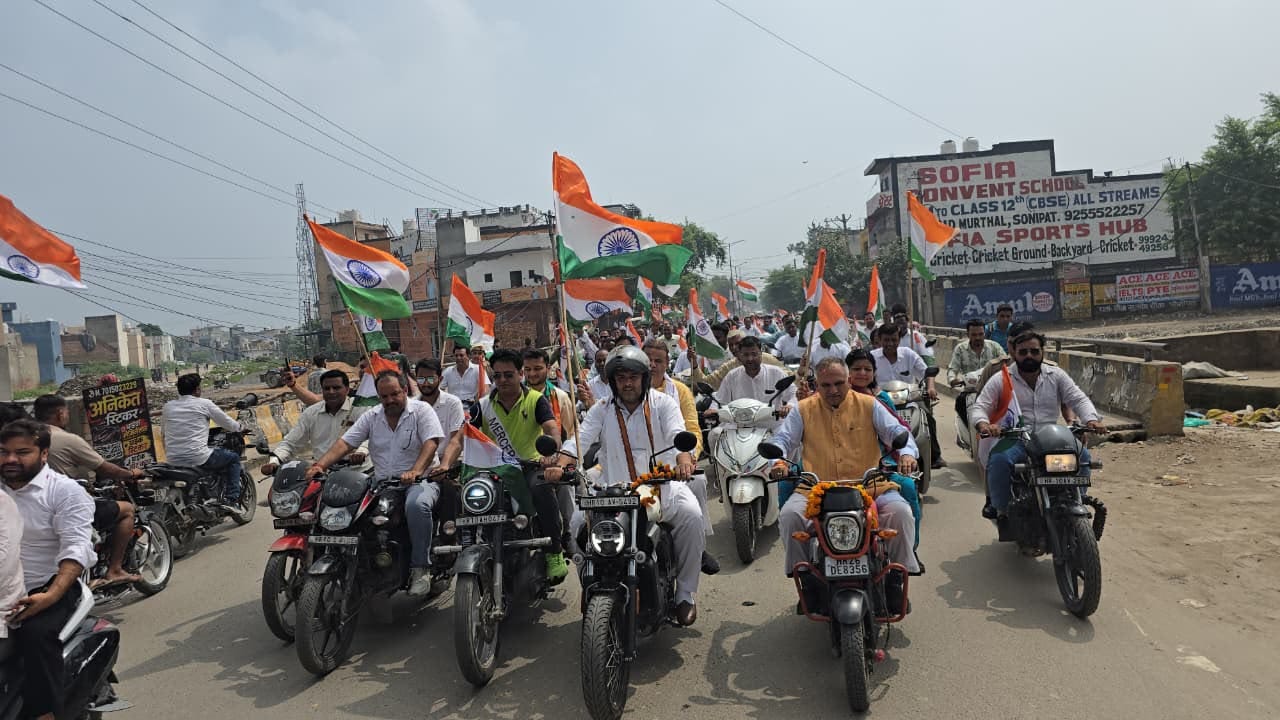 फोटो : सोनीपत शहर में भाजपा की ओर से निकाली गई बाइक तिरंगा यात्रा के दौरान विधायक निखिल मदान, 