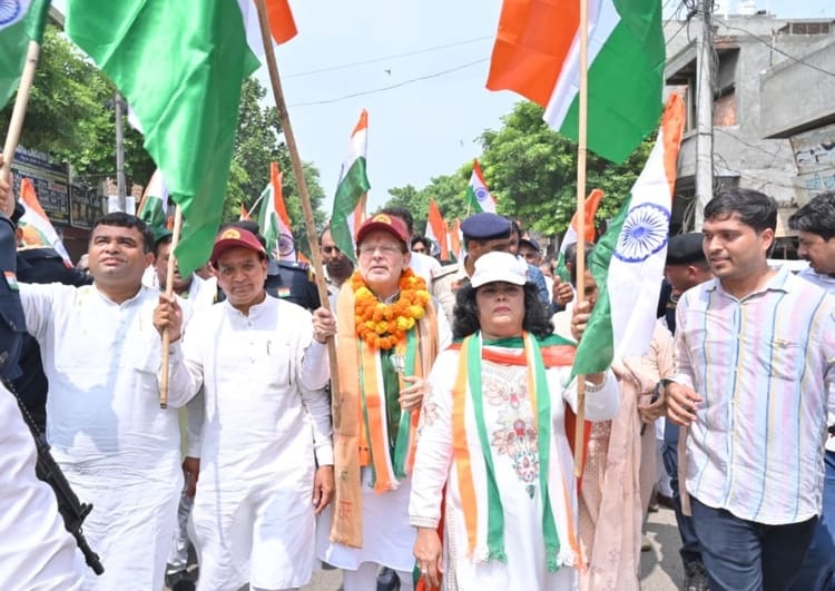 फोटो - शहर में तिरंगा यात्रा निकालते हुए कैबिनेट मंत्री डॉ. अरविंद शर्मा। स्रोत - प्रवक्ता