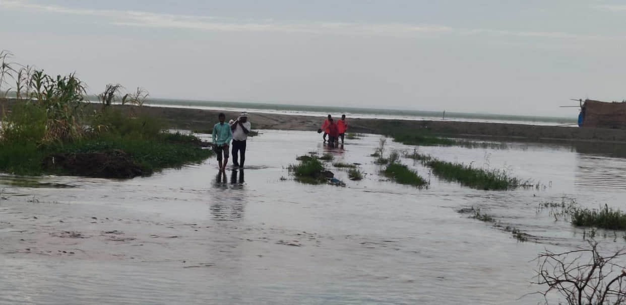 Rising Ganga water levels spark panic in the Khadar region