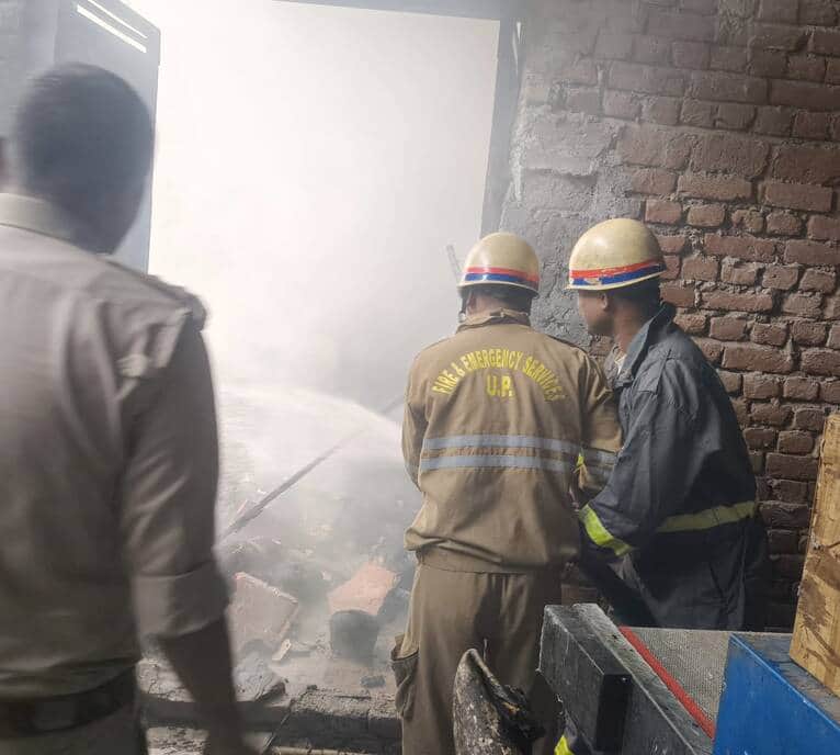 गलीचा फैक्टरी में लगी आग को बुझाते दमकल कर्मी।  संवाद
