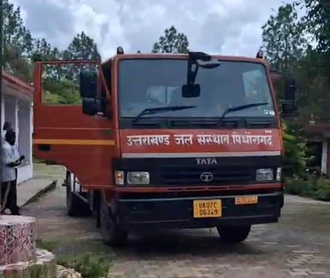 गणाई गंगोली जीआईसी में बरसाती टैंक को भरने पहुंचा जल संस्थान का टैंकर। संवाद