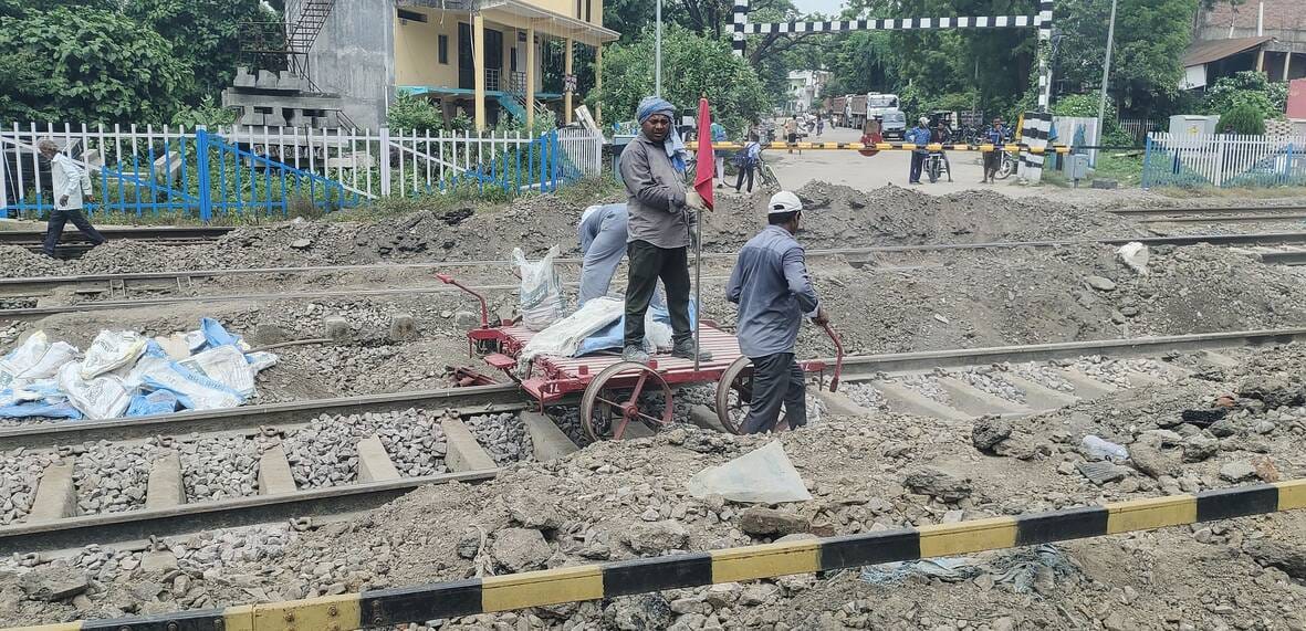  जगदीशपुर स्थित पूरे शोहरत रेलवे क्रॉसिंग पर हो रहा मरम्मत कार्य। -संवाद