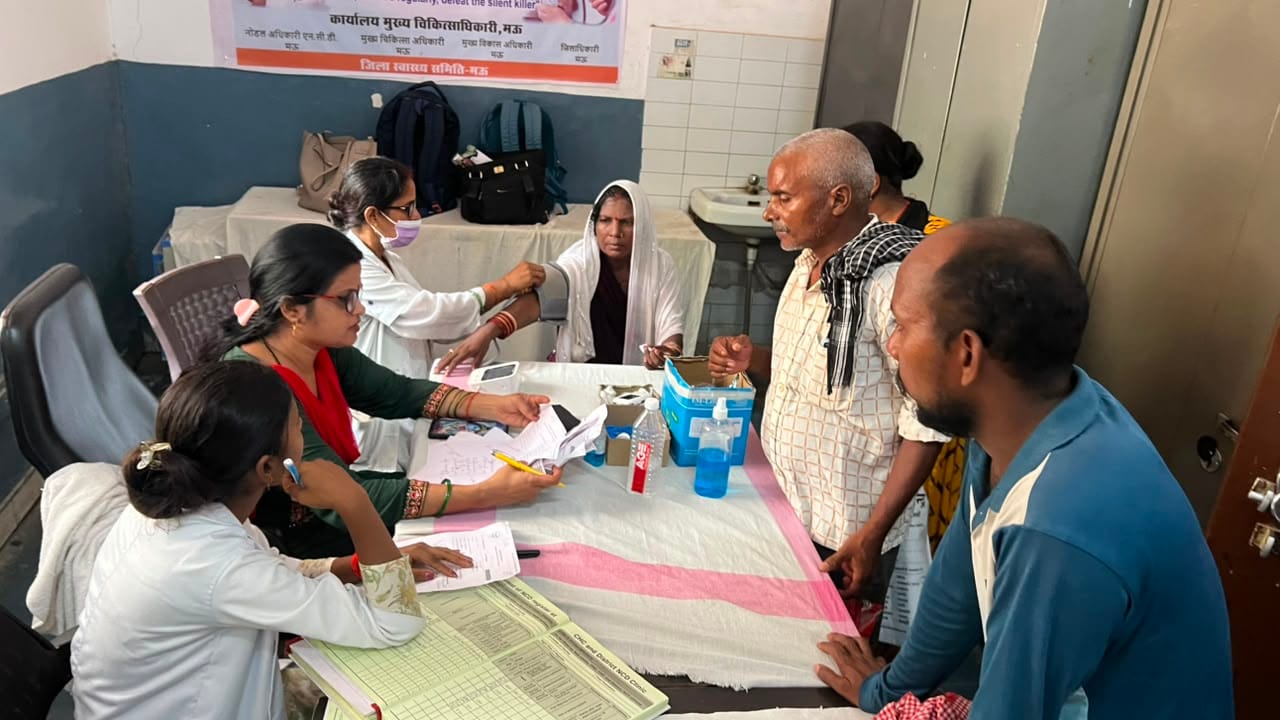 जिला अस्पताल में एनसीडी क्लीनिक में मरीजों का चेकअप करतीं स्वास्थ्यकर्मी।संवाद