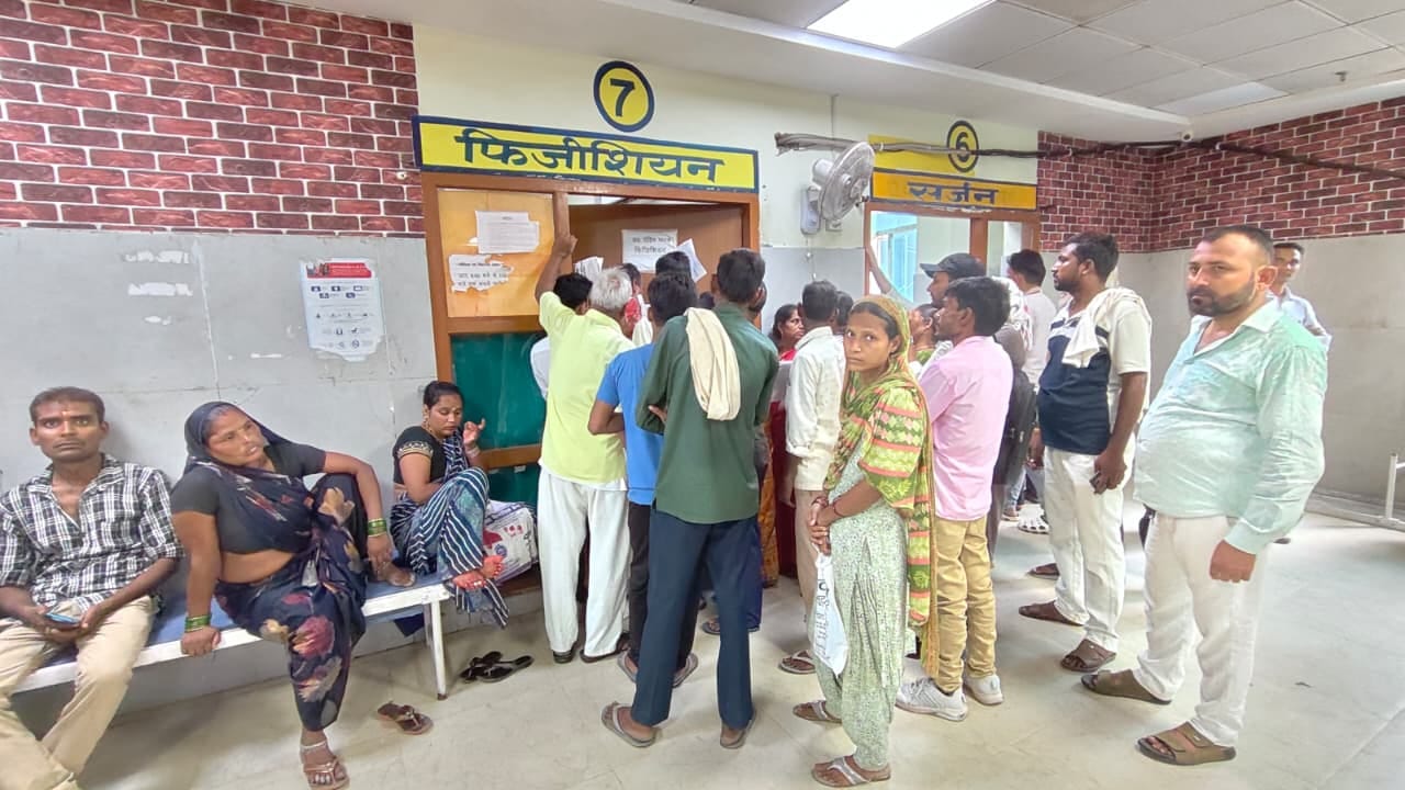 जिला अस्पताल में फिजिशियन कक्ष के बाहर लगी मरीजों की भीड़। संवाद