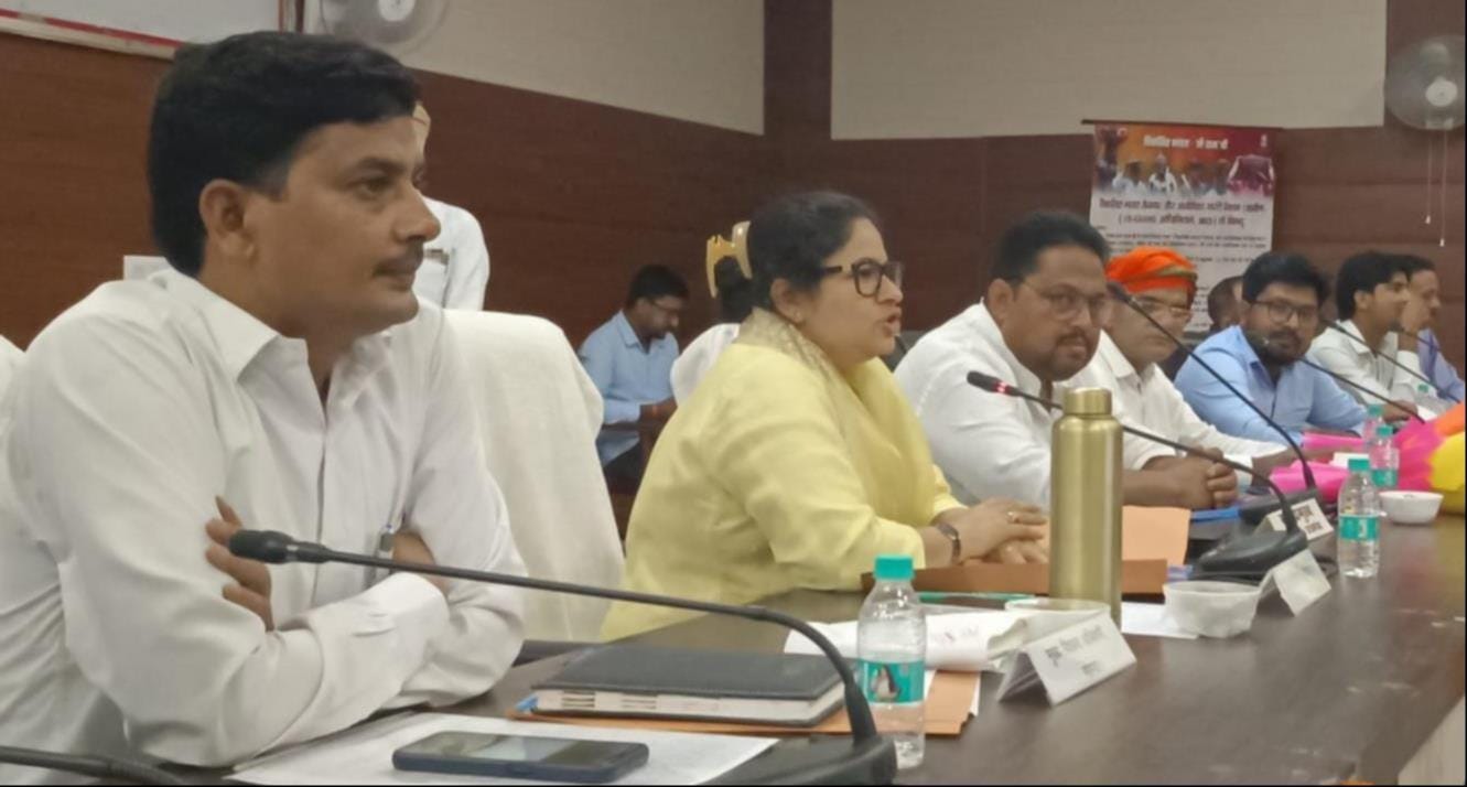 जिला पंचायत सभागार में आयोजित पंच सम्मेलन को संबोधित करतीं डीएम व कार्यक्रम में माैजूद लोग।  स