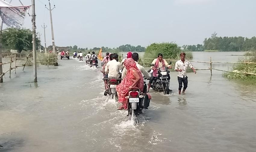 Despite the Ganga river's water level subsiding, the flood situation remains the same.