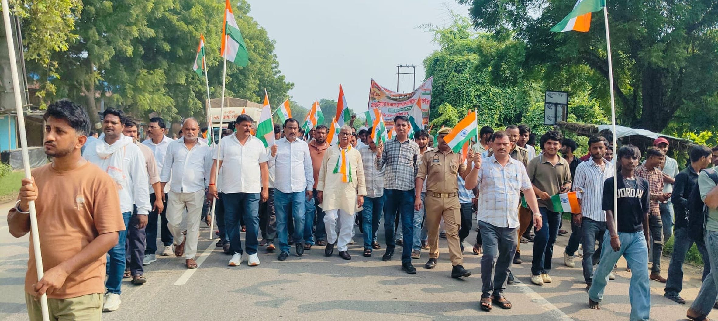 जनप्रतिनिधियों के साथ तिरंगा यात्रा की अगुवाई करते एमएलसी शैलेंद्र प्रताप सिंह। स्रोत-सोशल मीड