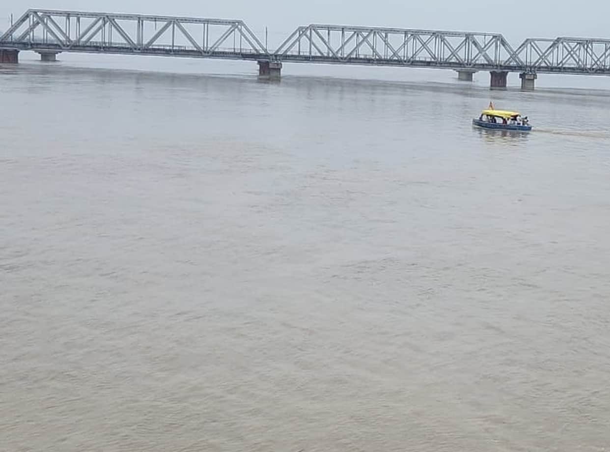 Another 2.84 lakh cusecs of water released from barrages; Saryu rises towards the danger mark.