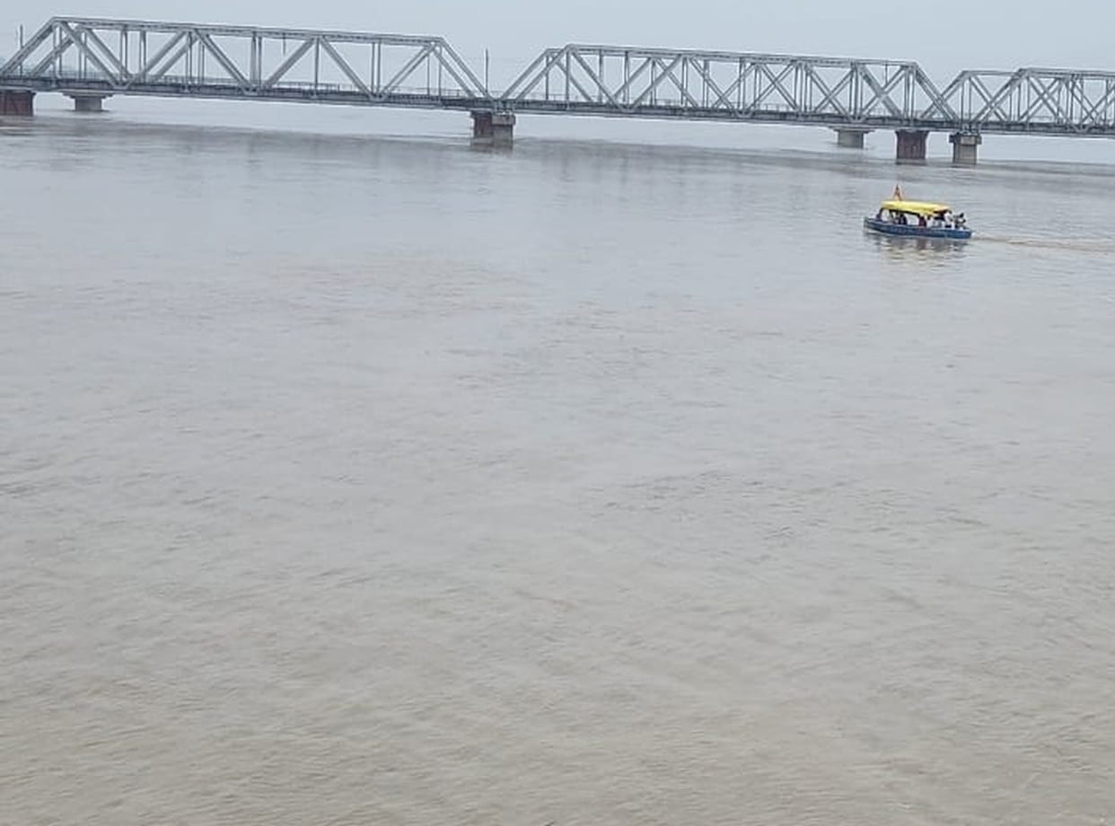 Another 2.84 lakh cusecs of water released from barrages; Saryu rises towards the danger mark.
