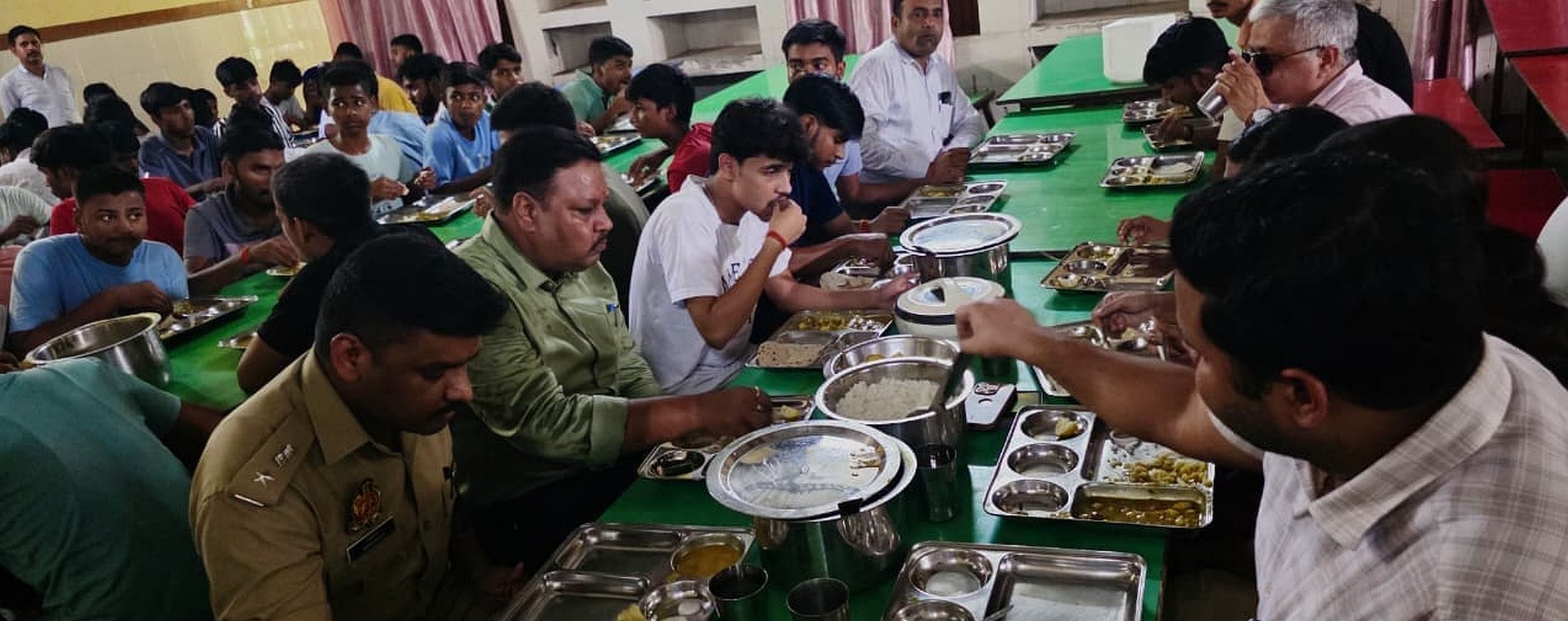 जवाहर नवोदय विद्यालय गौरीगंज में बच्चों के साथ भोजन करते डीएम संजय चौहान, एसपी सरवणन टी व डीआईओ