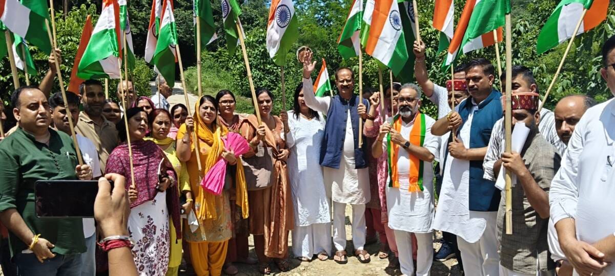 जयसिंहपुर के गंदड में तिरंगा यात्रा निकालते हुए भाजपा नेता और कार्यकर्ता। स्रोत: भाजपा