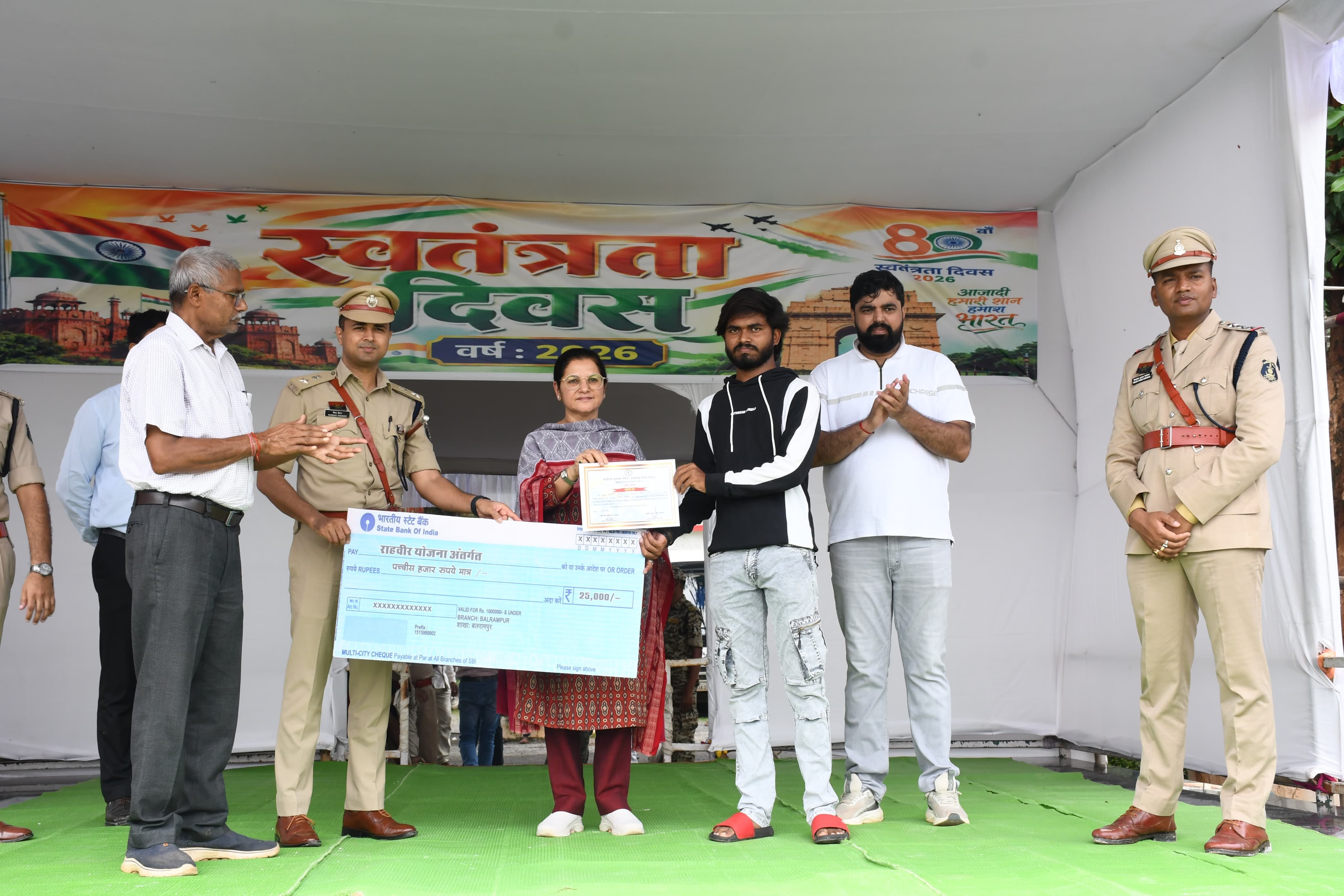 कलेक्टर एवं पुलिस अधीक्षक सम्मानित करते हुए