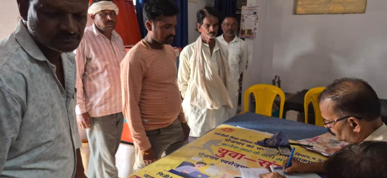 Damoh School Student Dies After Falling From Platform