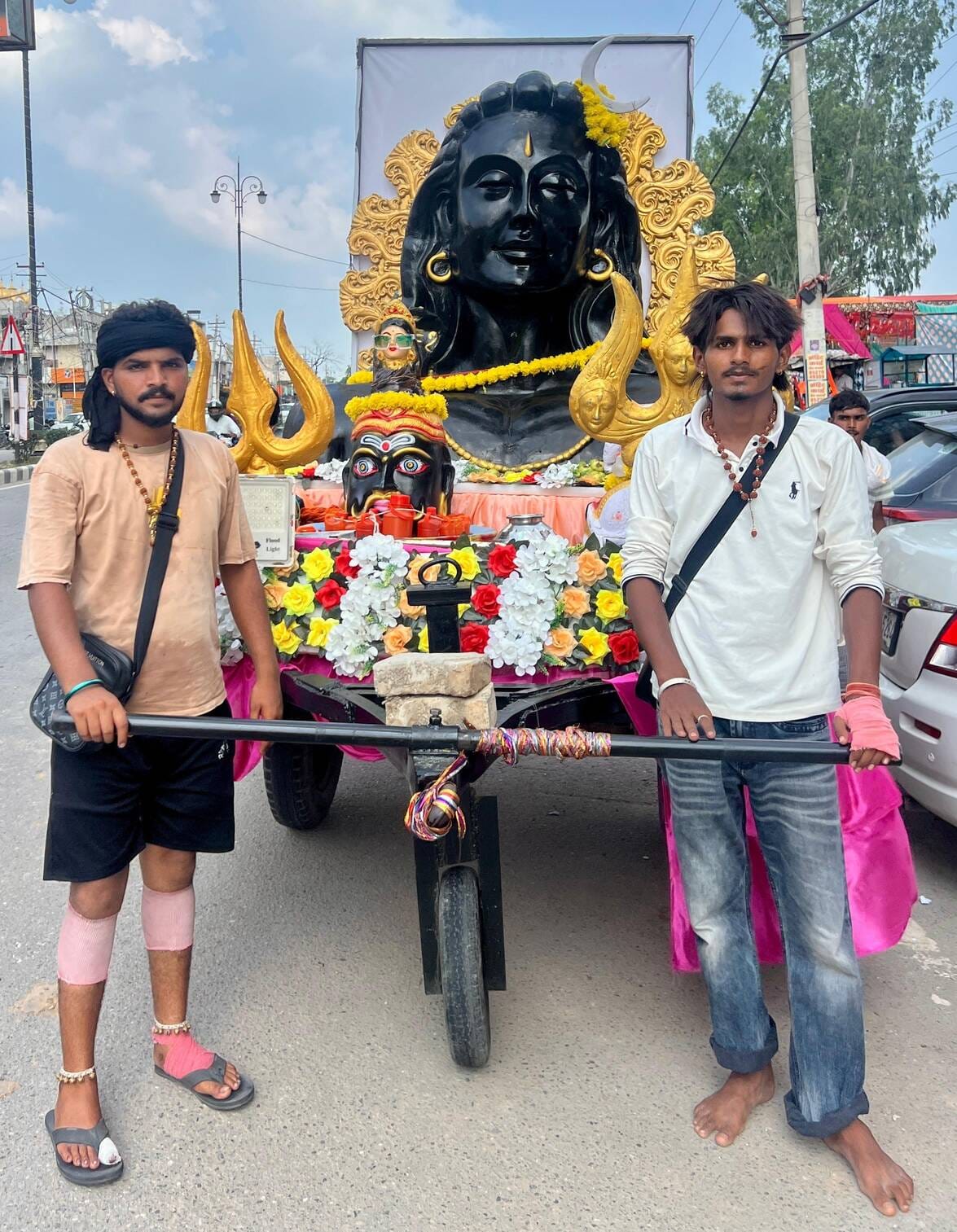 The Kanwar Yatra left behind memories filled with devotion, featuring captivating tableaux and palanquins.