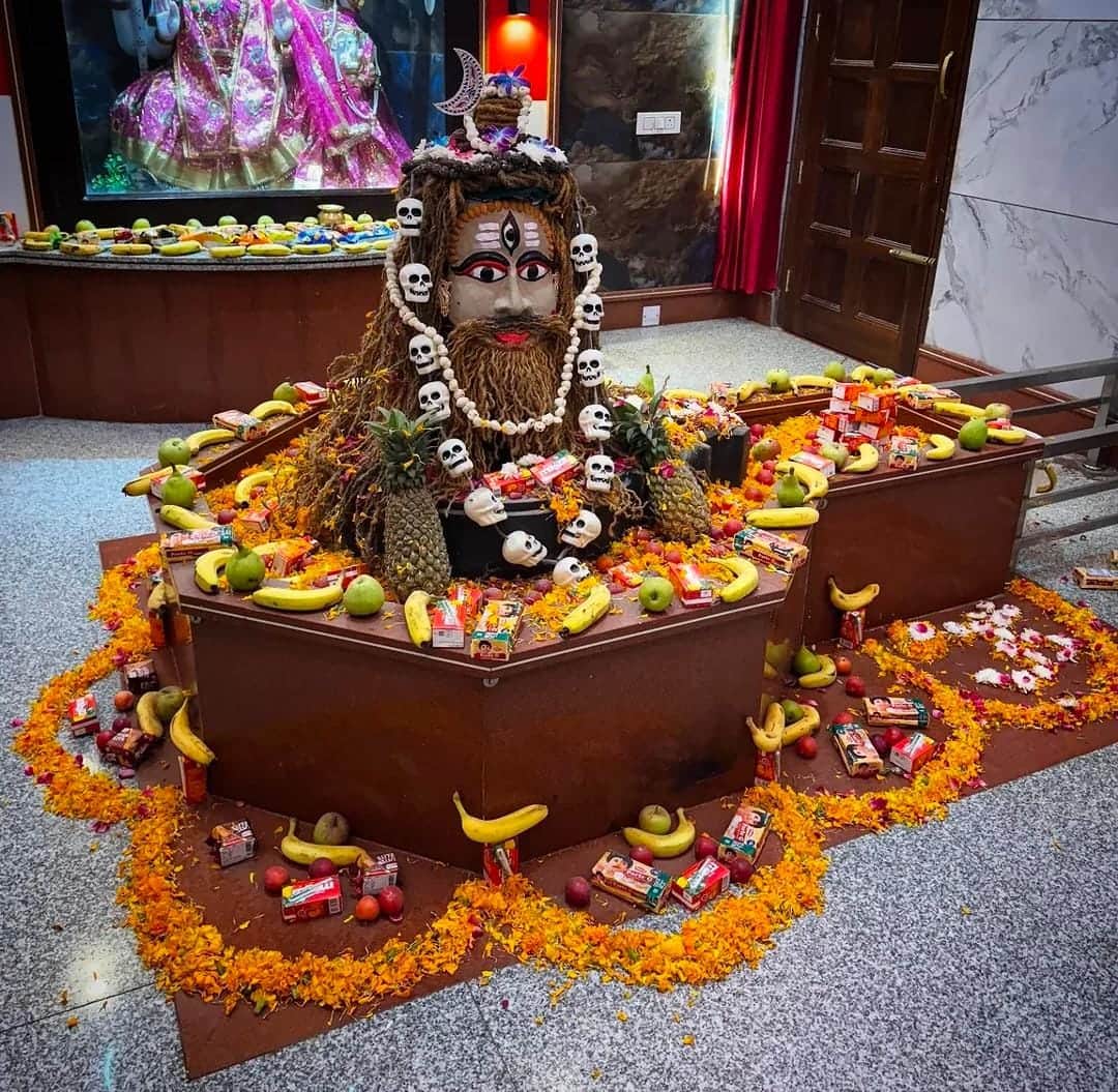 Devotees thronged to catch a glimpse of Lord Shiva.