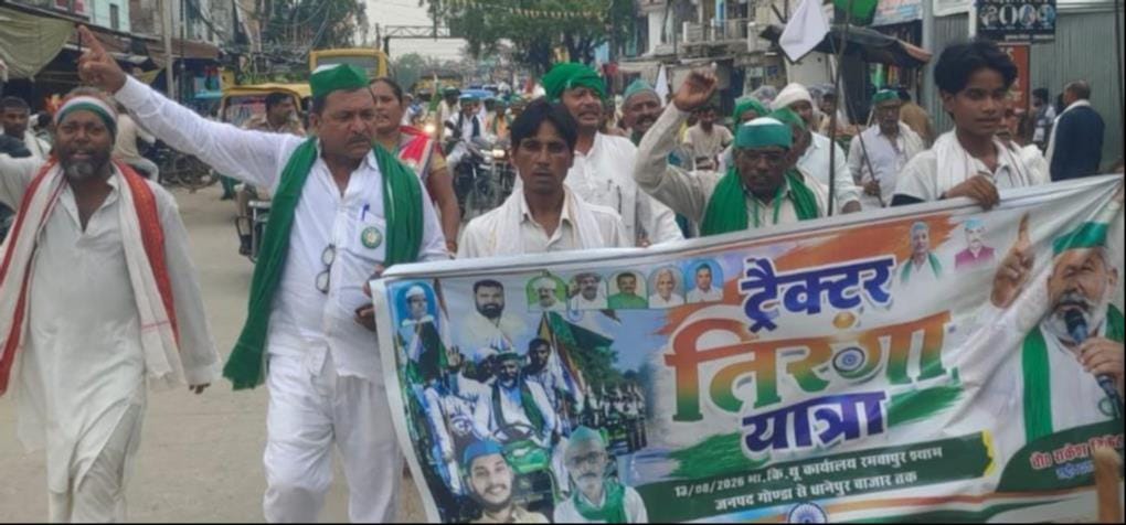 करनैलगंज व धानेपुर में तिरंगा यात्रा निकालते लोग। संंवाद