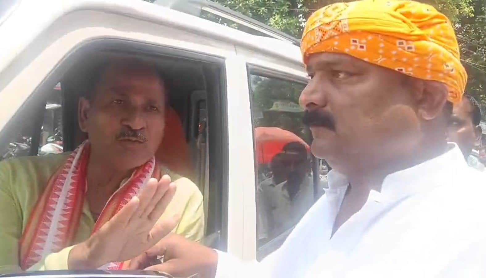 लंभुआ में तिरंगा यात्रा के दौरान आपस में बात करते दोनों भाजपा नेता। सोशल मीडिया