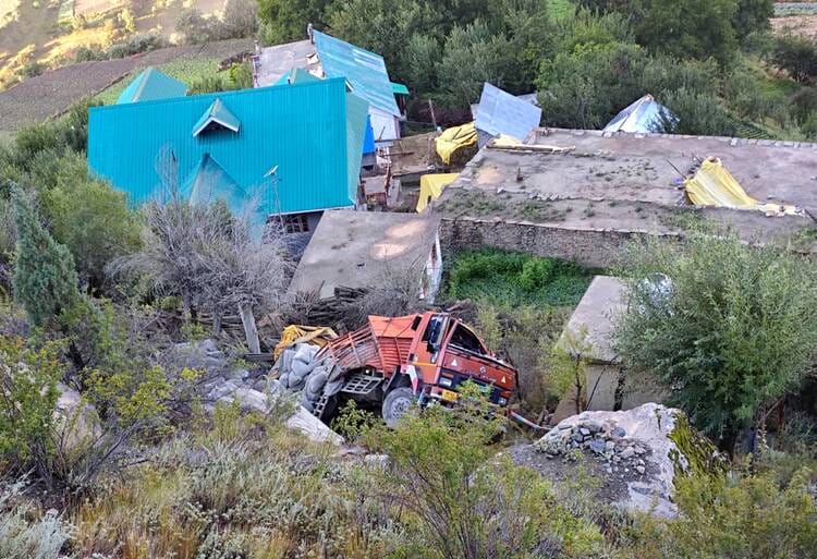 लाहौल के पट्टन घाटी के क्वांग गांव में दुघर्टनाग्रस्त हुआ सीमेट ले जा रहा ट्रक।-संवाद