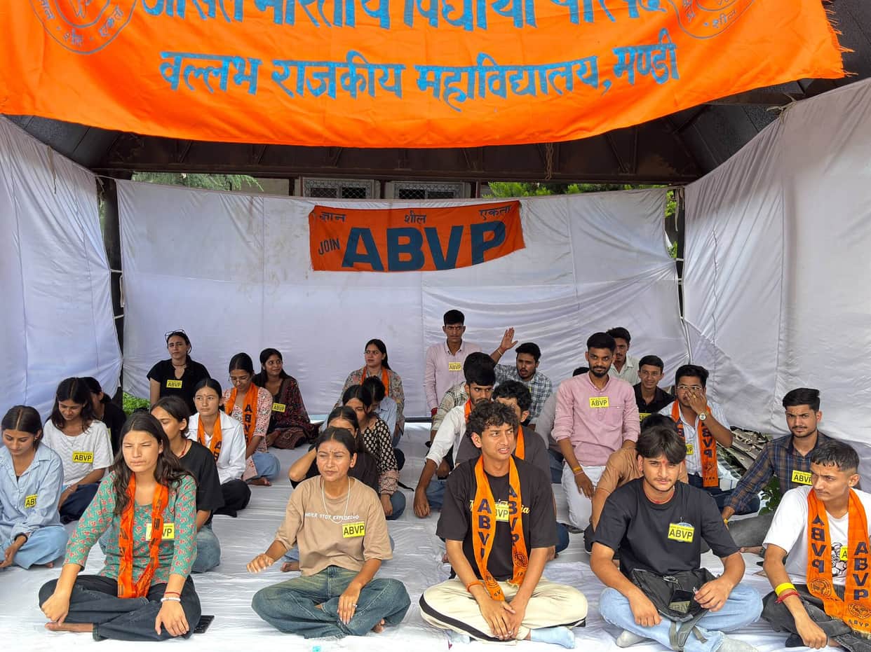 18 ABVP activists began a 24-hour hunger strike at Mandi College.