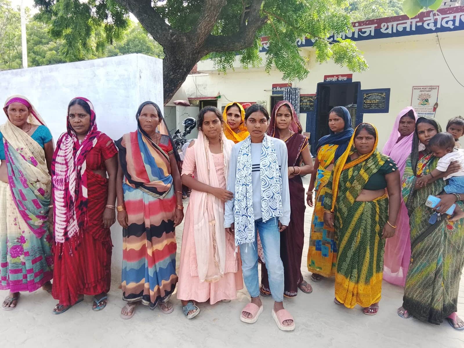 मार्टीनगंज चौकी पर तहरीर देने आईं महिलाएं। संवाद