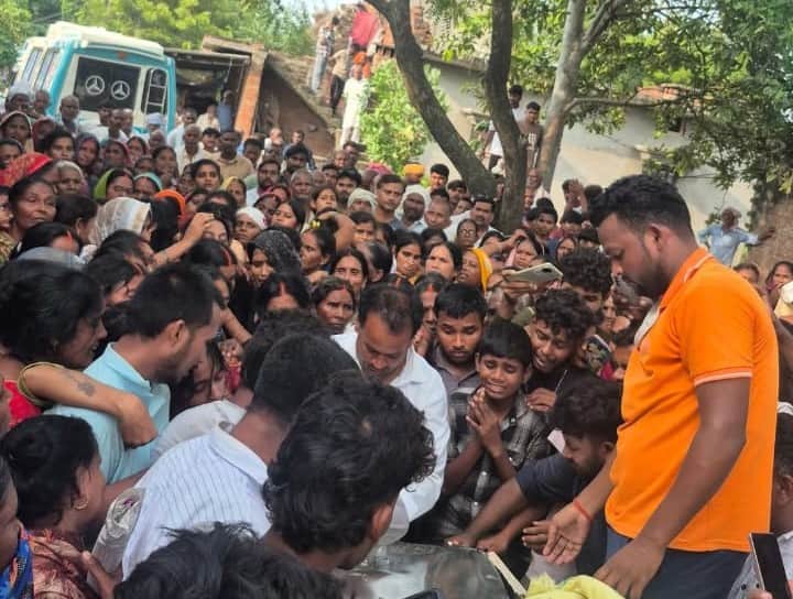 मृतक का शव गांव में पहुंचने पर जुटी लोगों की भीड़, रोते परिजन। संवाद