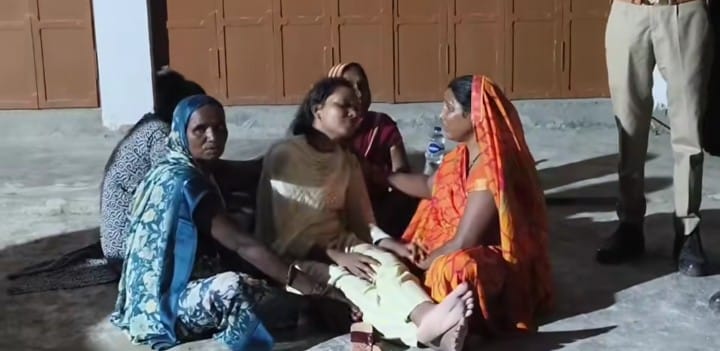 नगरा कस्बा के क्लीनिक संचालिका की मौत के बाद रोती-बिलखती परिवार की महिलाएं। वीडियो ग्रैब