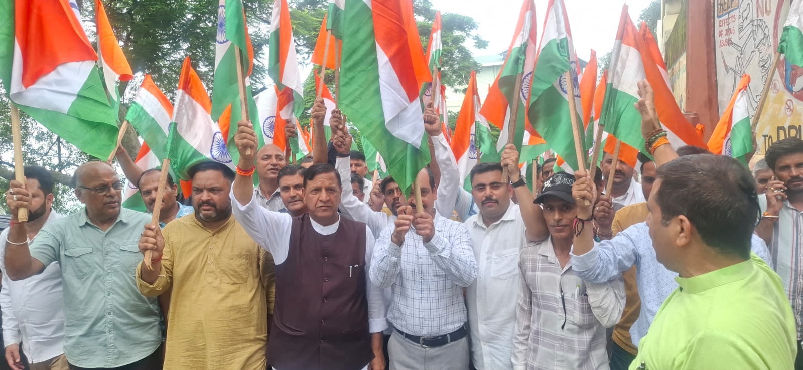 नाहन में तिरंगा यात्रा निकालते भाजपा के नेता व कार्यकर्ता। संवाद