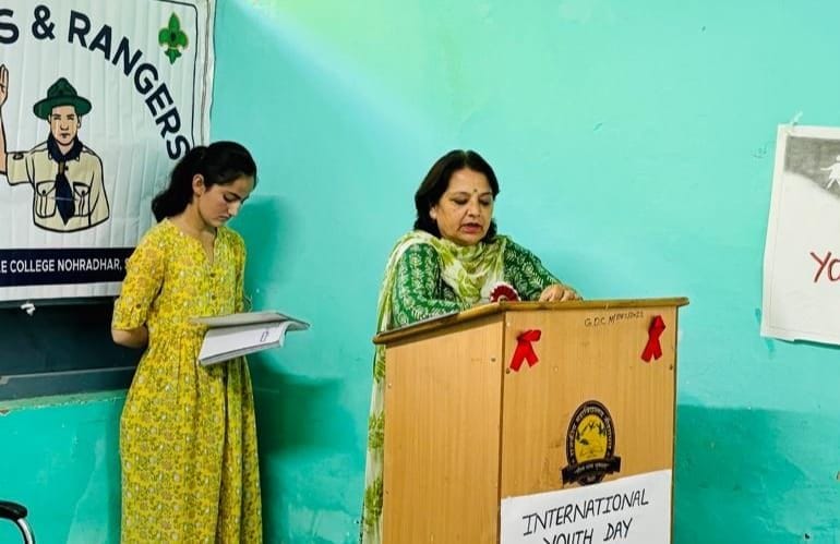 नौहराधार कॉलेज में युवा दिवस कार्यक्रम के दौरान छात्रों को संबोधित करती शिक्षक। संवाद