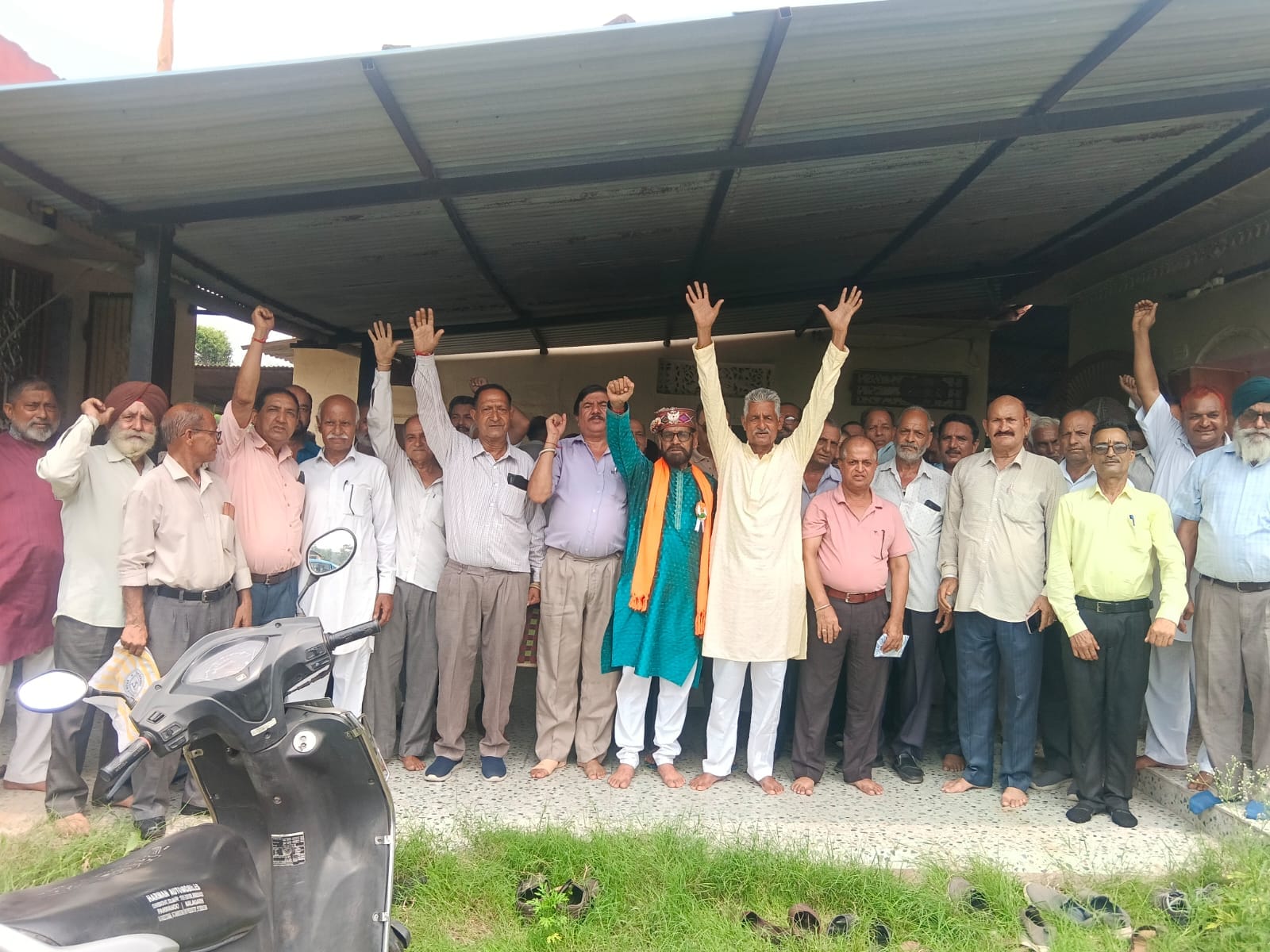 नालागढ़ में एचआरटीसी के सेवानिवृत कर्मचारी कल्याण मंच की बैठक में भाग लेते हुए पेंशनर- स्रोत- पे