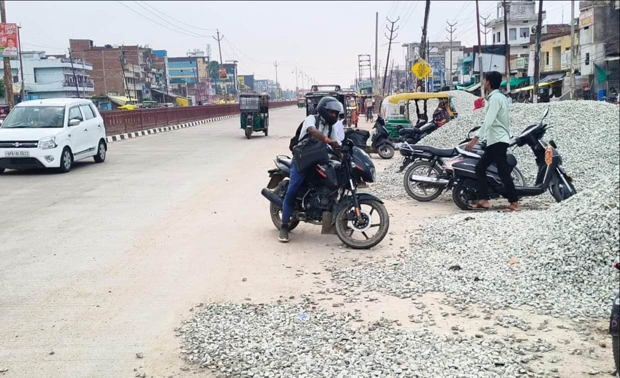 Roadside business has constricted the six-lane highway; sand and gravel are piled up at 12 spots within a one-kilometer stretch.