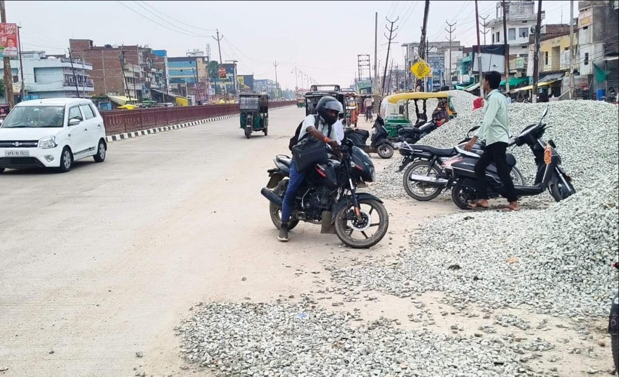 Roadside business has constricted the six-lane highway; sand and gravel are piled up at 12 spots within a one-kilometer stretch.