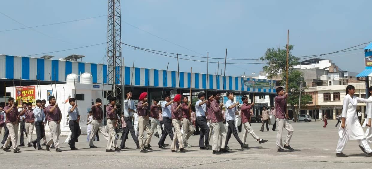 Police and school children rehearse mass PT