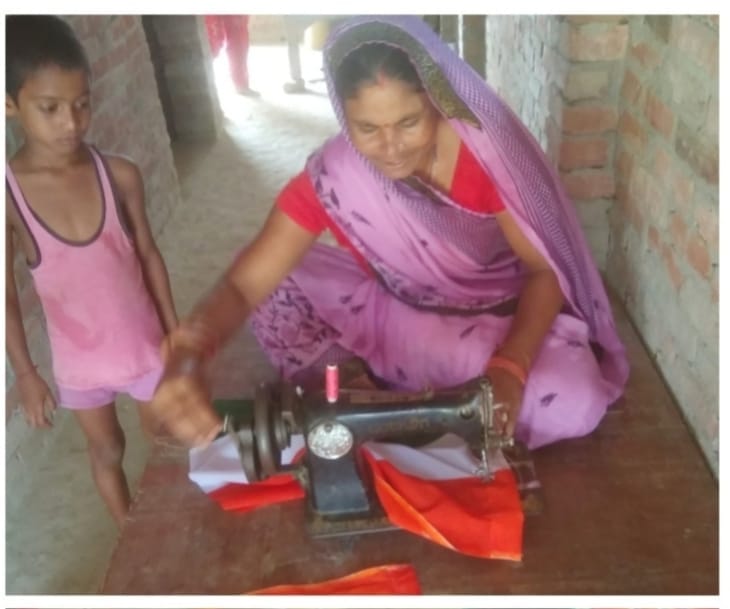 पौली ब्लॉक के बछइपुर में तिरंगा झंडा बनाती महिला। संवाद