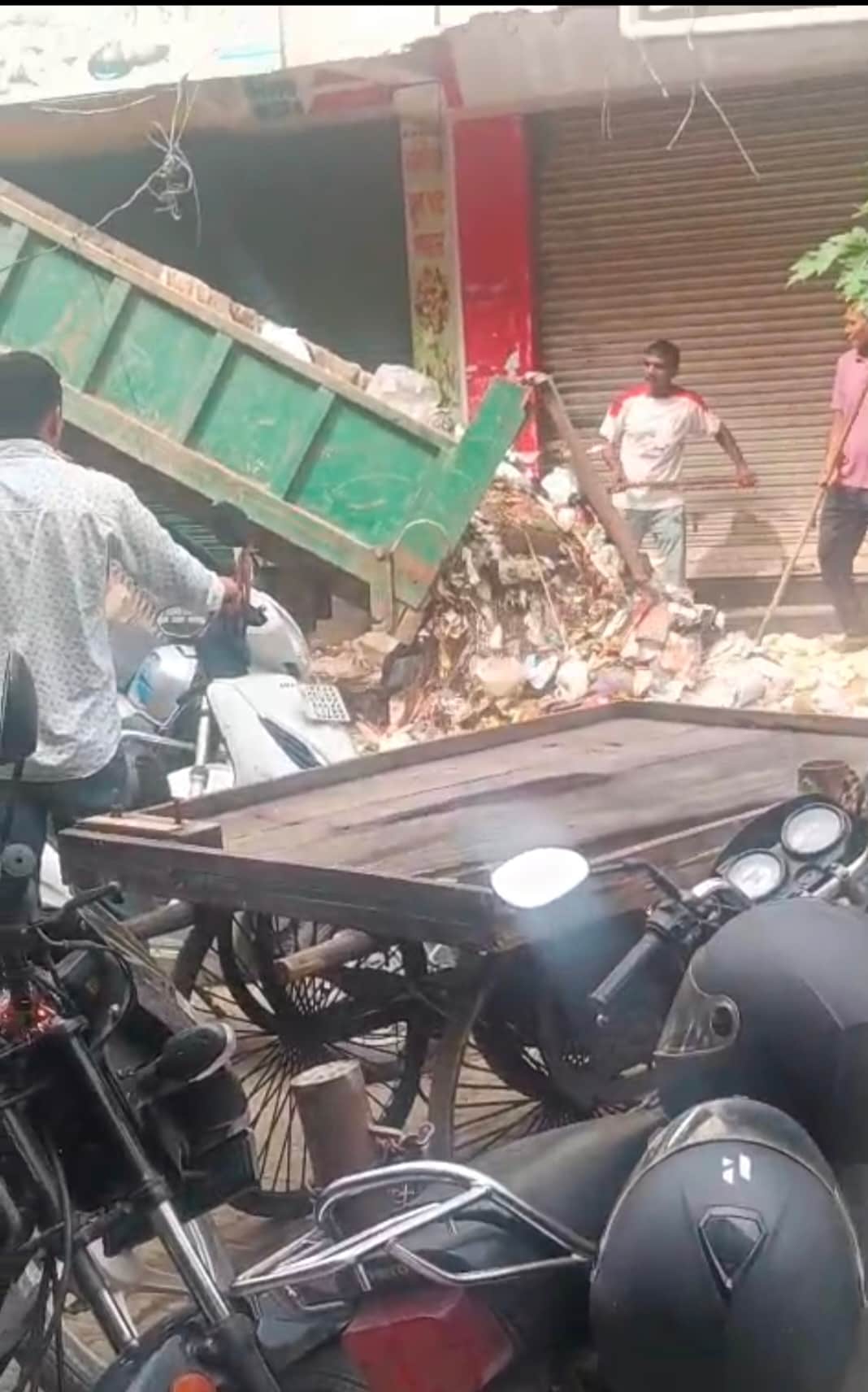 Striking employees dumped two trolley-loads of garbage outside Palika Bazar and the municipal office.
