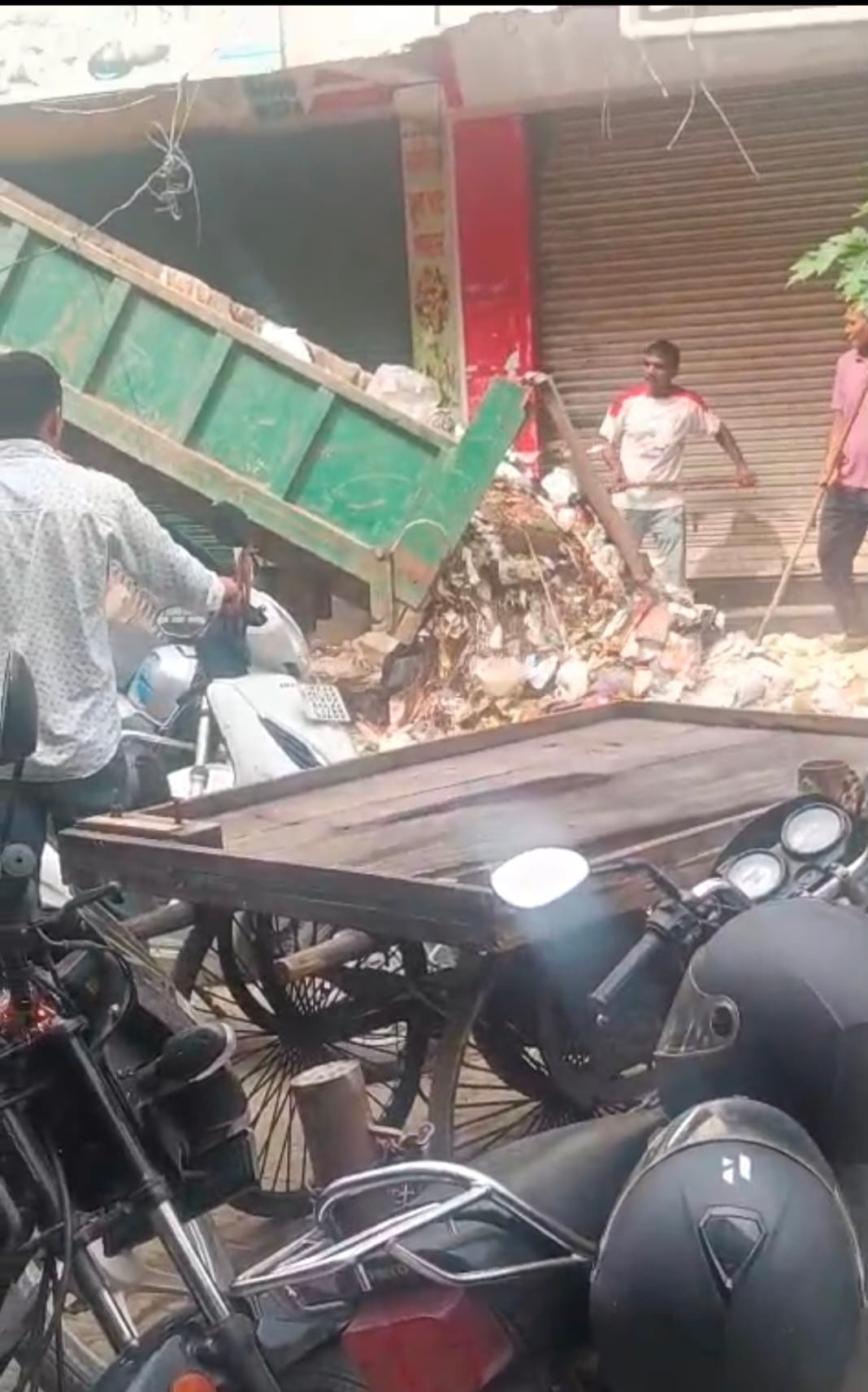 Striking employees dumped two trolley-loads of garbage outside Palika Bazar and the municipal office.
