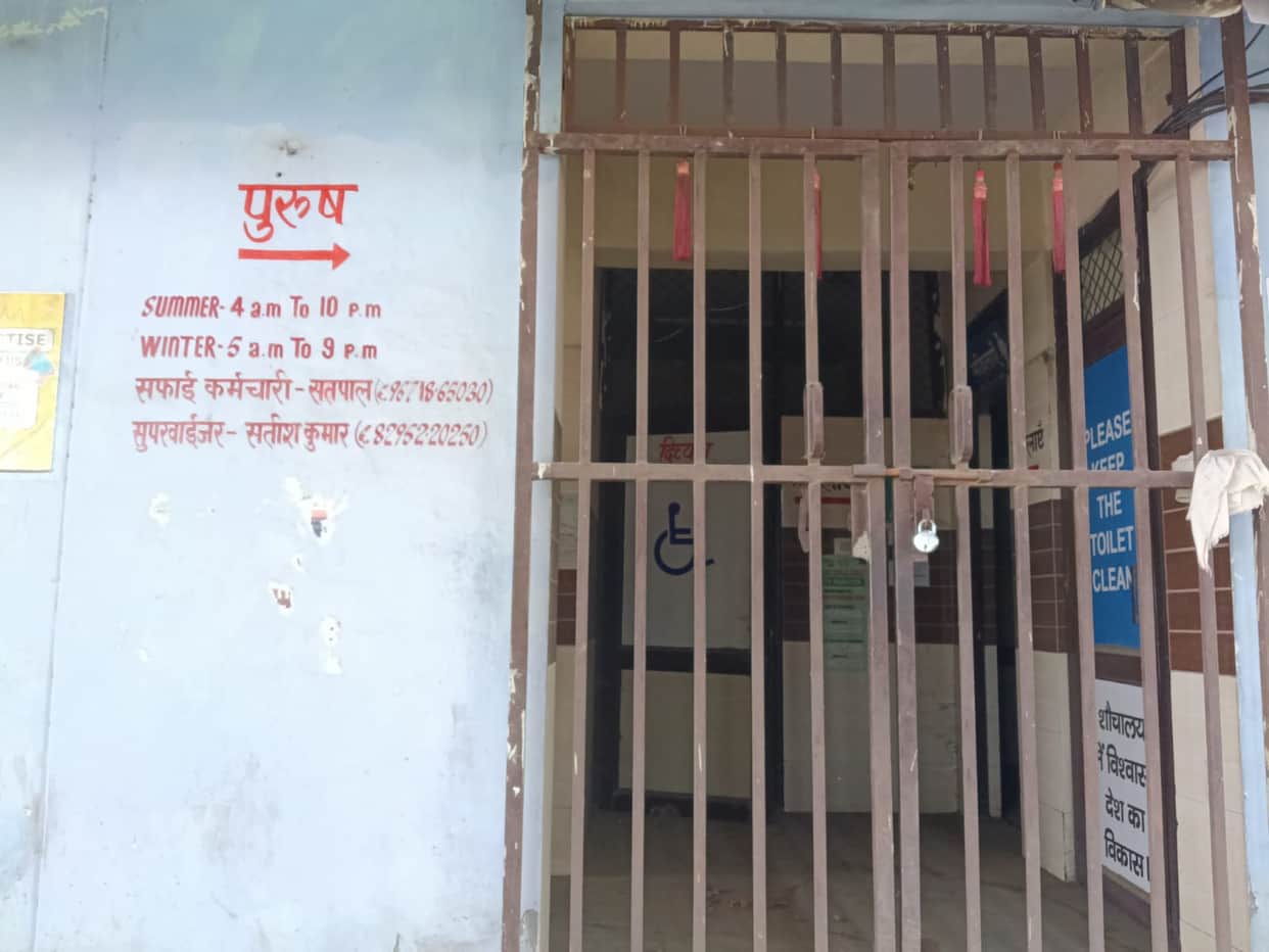 Public toilets at Geetadwar Chowk locked; travelers inconvenienced.